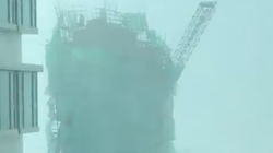 Video zeigt, wie ein Taifun einen riesigen Baukran vom Hochhaus