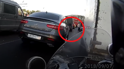 Autofahrer schmeißt Müll aus Fenster - ein Motorradfahrerin revanchiert