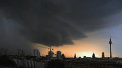 Erst 32 Grad heiß, dann entladen sich Hitzegewitter – Temperatursturz