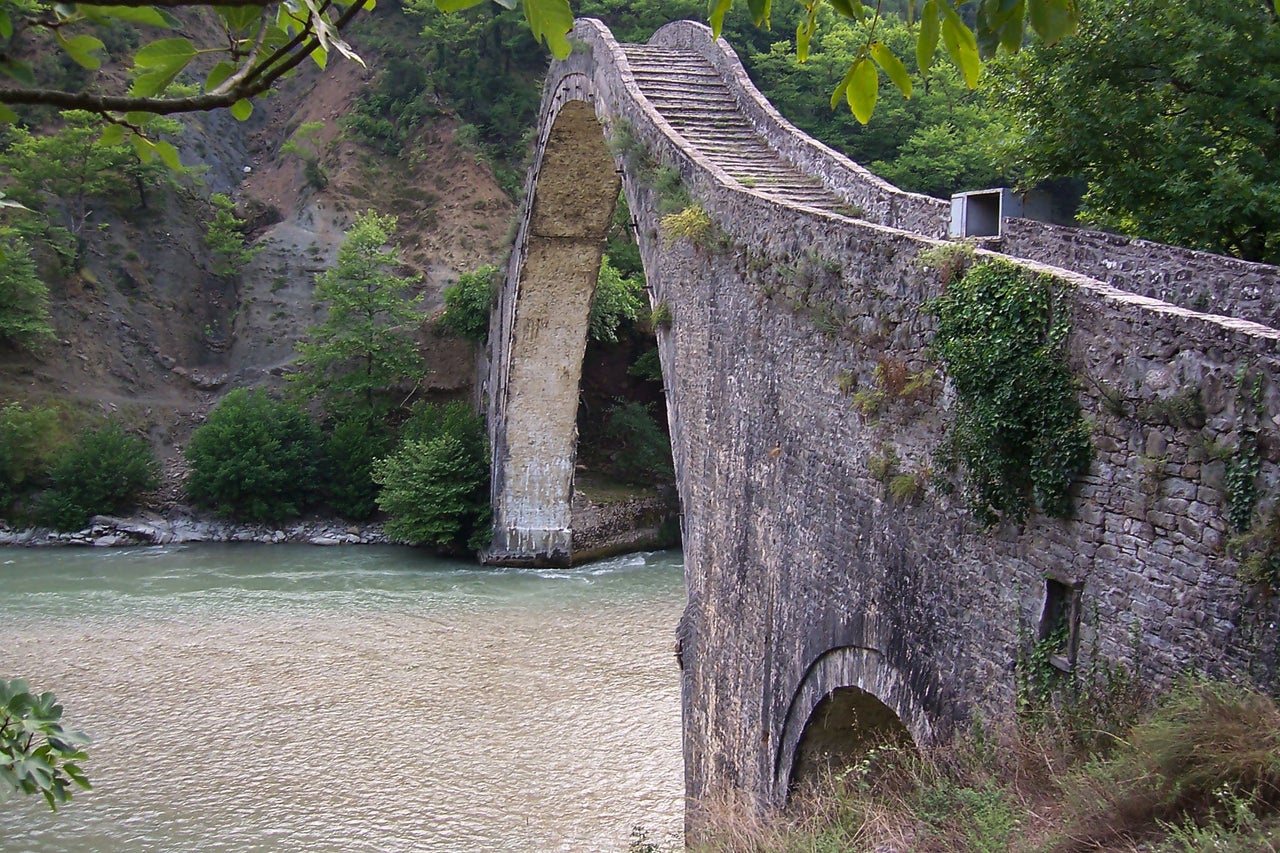 Γέφυρα Πλάκας, ανατολικό βάθρο, πριν την κατάρρευση. 