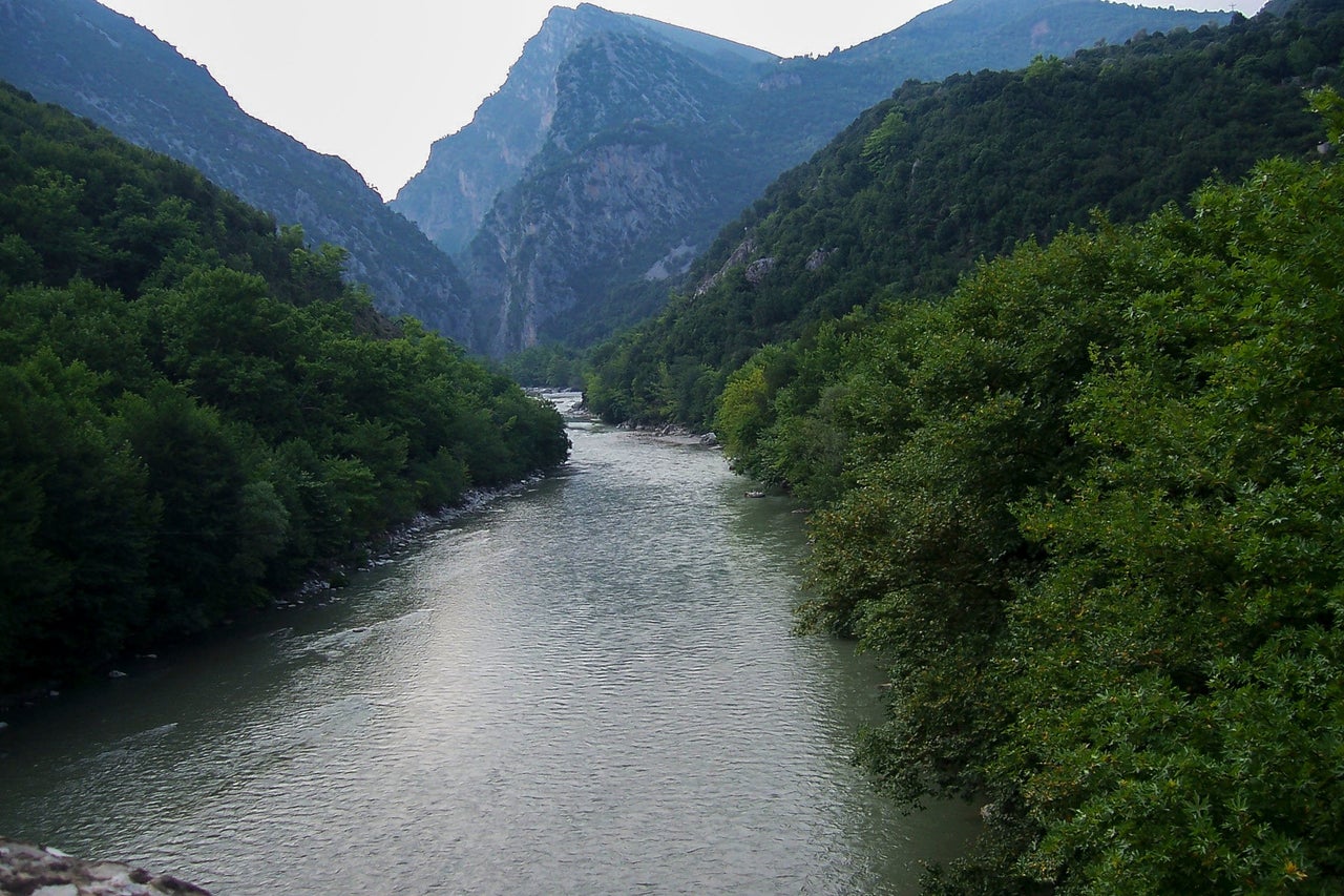 Η θέα από τη γέφυρα της Πλάκας πριν την κατάρρευση.