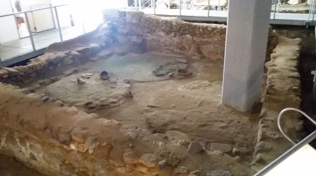 Στο επιτόπιο Μουσείο της Μυκηναϊκής πόλης της Νάξου διακρίνονται τα κυκλικά σημεία τα οποία σκέπαζαν τάφους συγκεκριμένων οικογενειών της Μυκηναϊκής Νάξου, ενώ στην ορατή επιφάνεια με τα διάφορα τελετουργικά αγγεία ήταν χώροι σπονδών και προσφορών τόσο στους νεκρούς όσο και στους Ολύμπιους Θεούς.