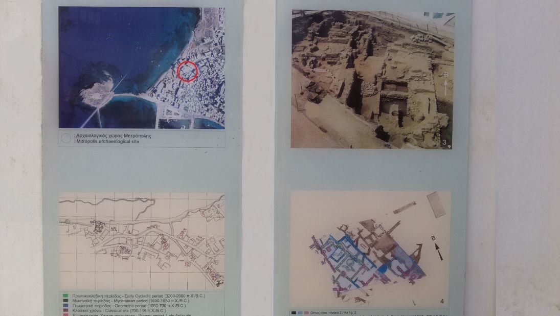 Ενημερωτικές εικόνες στο επιτόπιο Μουσείο της Μυκηναϊκής πόλης της Νάξου (με κόκκινο κύκλο διακρίνεται η θέση της ανασκαφής στην σημερινή Χώρα της Νάξου, η οποία έχει καλυφτεί ως μέρος της πλατείας Μητροπόλεως για την προστασία των αρχαιοτήτων).
