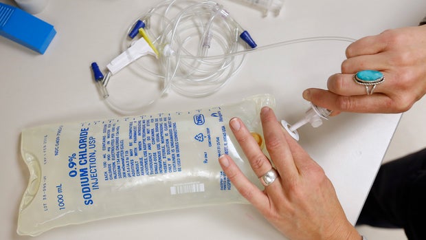 A nurse prepares a bag of saline at Intermountain Healthcare's Utah Valley Regional Medical Center in Provo, Utah April 1, 2014. Moving to offset shortages of a common saline used in hospitals and dialysis centers, the U.S. Food and Drug Administration said on Friday that it will temporarily allow Fresenius Kabi USA LLC to distribute normal saline from its manufacturing facility in Norway.  REUTERS/George Frey (UNITED STATES - Tags: HEALTH)