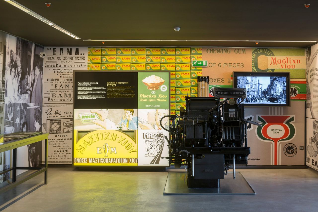 Άποψη της μόνιμης έκθεσης του Μουσείου Μαστίχας Χίου, ενότητα «Παραγωγή- Ένωση Μαστιχοπαραγωγών Χίου». Τυπογραφική μηχανή για την εκτύπωση συσκευασιών