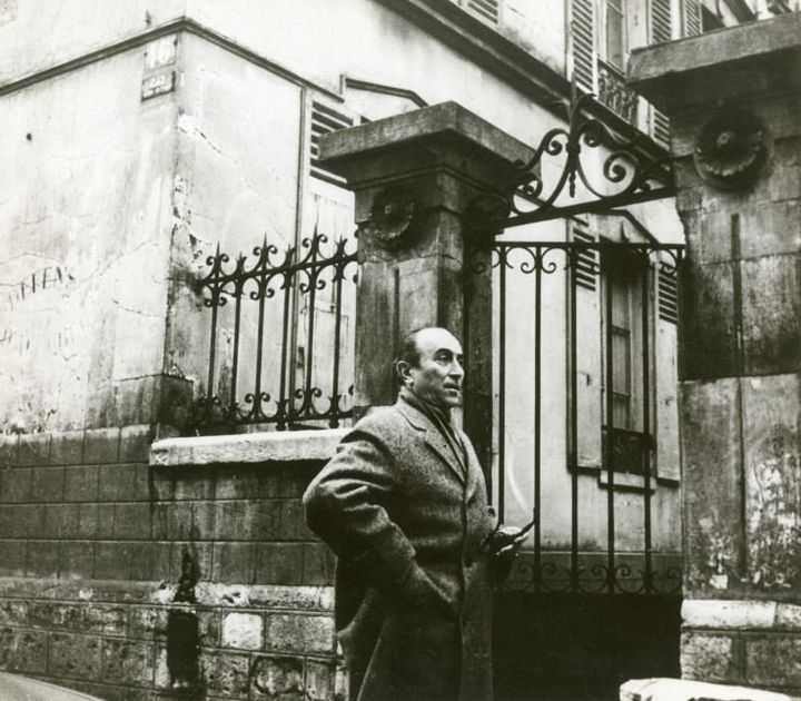 Ο Γιάννης Μόραλης στο Παρίσι, 1963. Φωτογραφία Νίκου Κεσσανλή. Αρχείο Μόραλη, ΜΙΕΤ