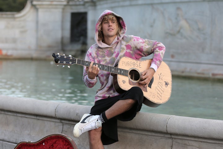 Justin Bieber stops at the Buckingham Palace fountain to play a couple of songs with his guitar for Hailey Baldwin.