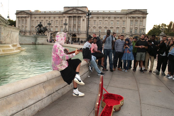 Justin Bieber stops at the Buckingham Palace fountain to play a couple of songs with his guitar for Hailey Baldwin.