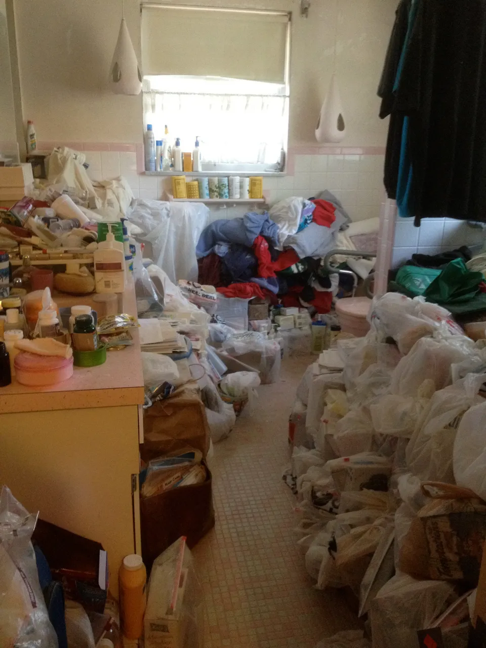 The Dirty, Stinking Truth About Real-Life Hoarders (GRAPHIC, NSFW) |  HuffPost Latest News