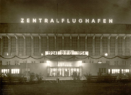 Gabriel Brockwell, “microwave chef” and anti-capitalist pamphleteer, finds himself -- for frankly rather absurd reasons -- ob