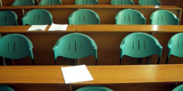 Classroom photo at De La Salle Dasmariᅢテᅡᄆas, Philippines.