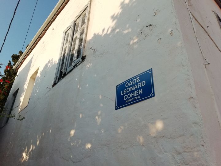 Η οδός του σπιτιού πήρε πρόσφατα το όνομα του Κόεν, προς τιμή του