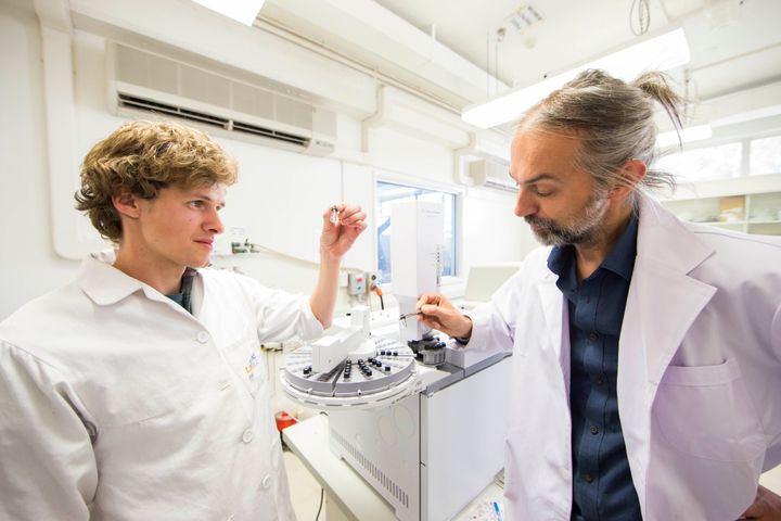 Australian National University Ph.D. student Ilya Bobrovskiy and associate professor Jochen Brocks worked together to discover molecules of fat in an ancient fossil.