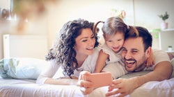 5 Tipps, wie du deinem Kind einen guten Umgang mit dem Smartphone und dem Internet