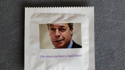 Προφυλακτικό με τον Φάρατζ ενώ «πέφτουν κορμιά» για το BREXIT