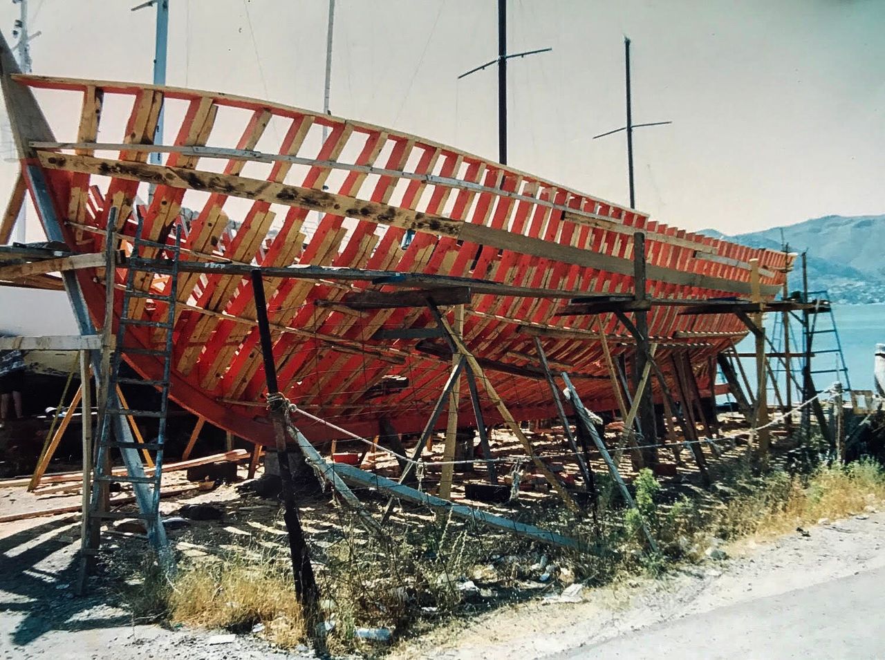 Ο Γιάννης Πράσινος εξακολουθεί να κατασκευάζει ξύλινα σκάφη. Η θαλασσινή αρχιτεκτονική της Ελλάδας συνεχίζει να παράγει εξαίσια δείγματα μιας παράδοσης αιώνων.