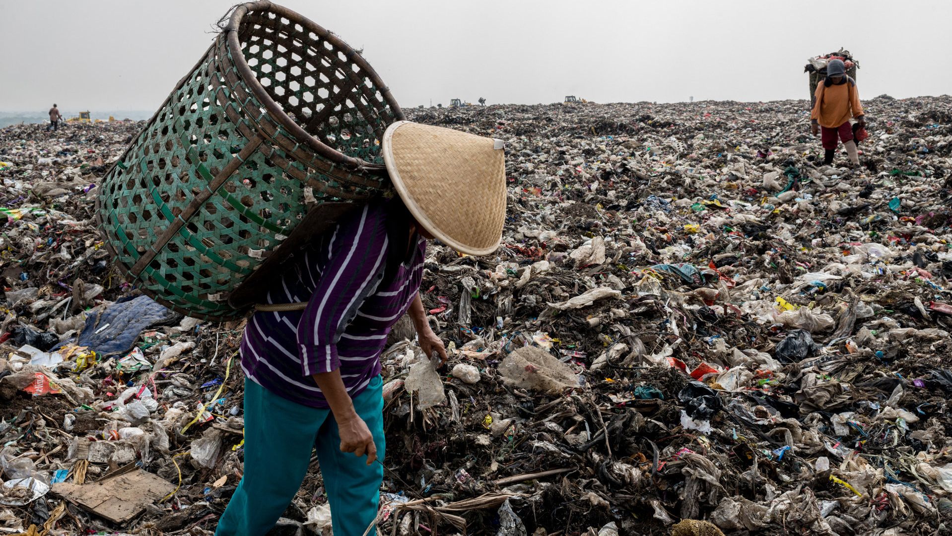 People Are Living Inside Landfills As The World Drowns In Its Own Trash ...