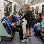 Ρωσίδα ακτιβίστρια πετάει χλωρίνη στους άνδρες που κάθονται με ανοιχτά