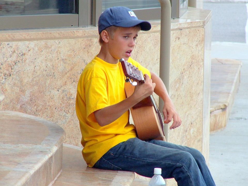 Justin Bieber performs on the street August 20, 2007 in Stratford, Canada. (Photo by Irving Shuter/Getty Images)