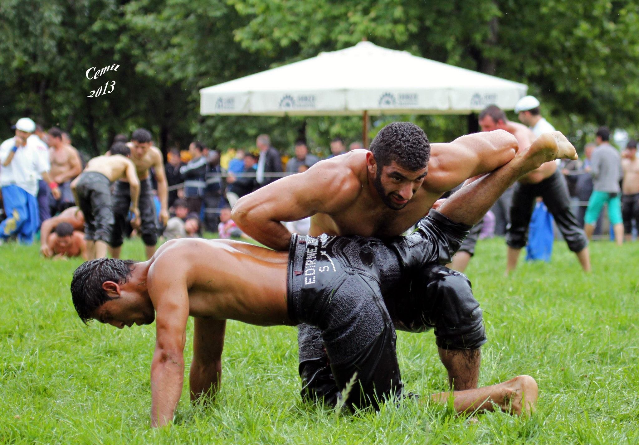 Oil wrestling. Гюреш турецкая борьба. Турецкая борьба Киркпинар. Турецкий бой Киркпинар. Ирк Пинар турецкая борьба.