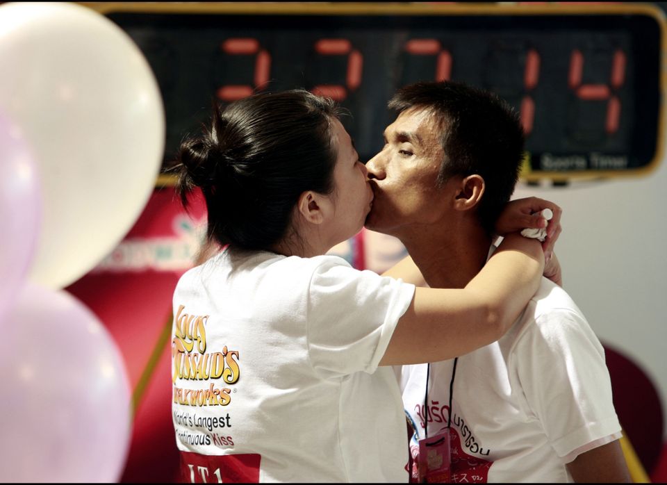 Сколько длится поцелуй. Самый долгий поцелуй в мире рекорд Гиннесса. Самый длинный поцелуй. Мировой рекорд по поцелуям. Самый долгий поцелуй длился.