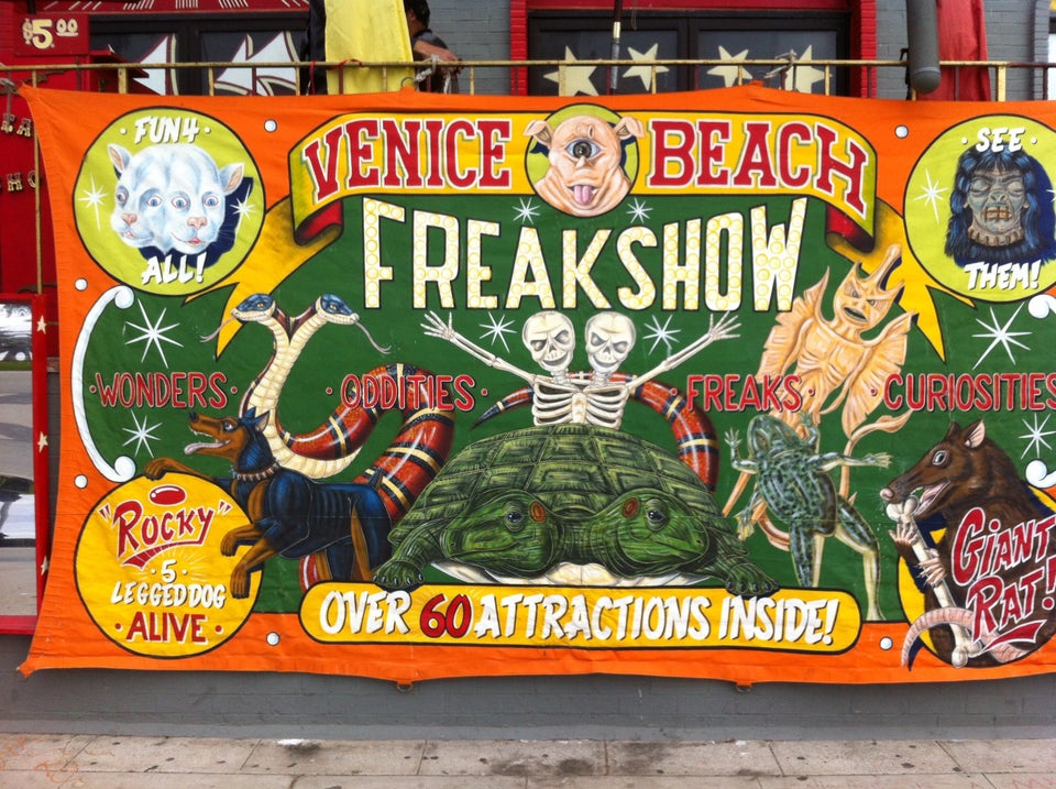 George Bell, Tallest American, Meets Gabriel Pimentel, The Smallest At  Venice Beach Freakshow (PHOTO)