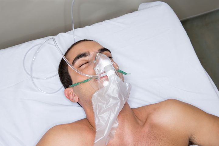 man with oxygen mask is854 042