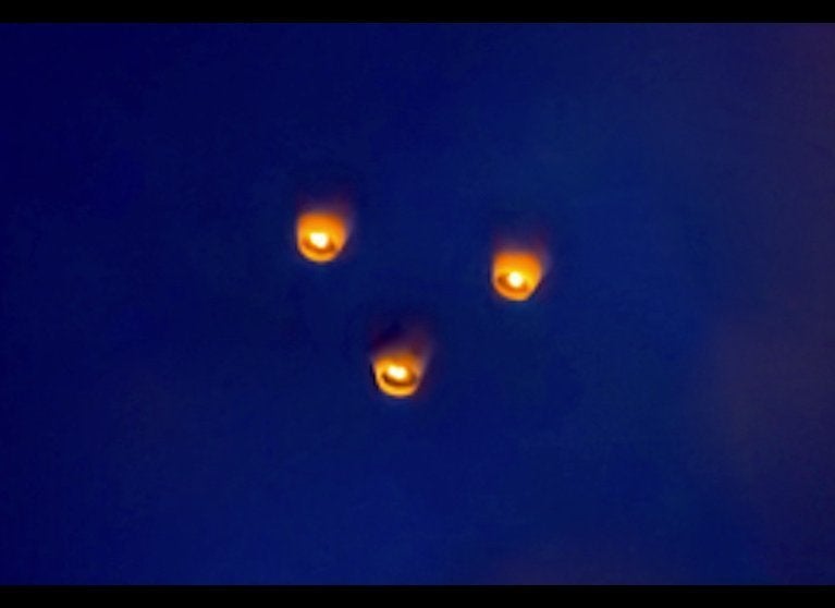 Sky Lanterns Mistaken For UFOs