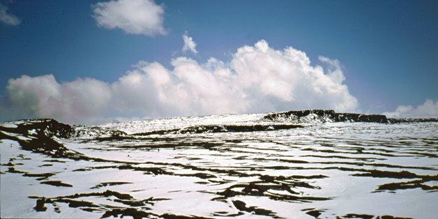 Picture taken at approximately 13,000 ft (4,000 m). In the distance you can see the summit (13,679 ft / 4,169 m) and to to right the caldera. The top of Mauna Loa is rather gently sloped, since it is a typical shield volcano.Oben auf dem Mauna Loa (Hawaii, USA). Das Foto wurde ungefähr auf 4.000 m aufgenommen. Im Hintergrund sind der Gipfel (4.169 m) und rechts davon die Caldera zu sehen. Der Gipfel des Mauna Loa ist ziemlich flach, da er ein typischer Schildvulkan ist.