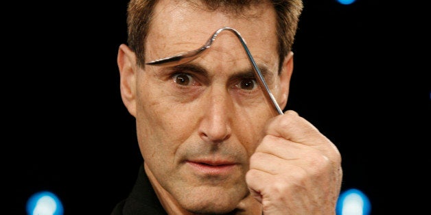 Der in Israel geborene Magier Uri Geller posiert am Sonntag, 6. Januar 2008, in Koeln bei einem Fototermin zu seiner Fernsehshow "The next Uri Geller" fuer die Fotografen mit einem verbogenen Loeffel. In acht Live-Shows wird er ab Dienstag, 8. Januar 2008 beim Privatsender ProSieben einen Nachfolger fuer sich als Loeffelverbieger suchen. (AP Photo/Hermann J. Knippertz) --- The in Irael born magic artist Uri Geller poses for photographers during a photo call to his TV show "The next Uri Geller" in a TV studio in Cologne, Germany, on Sunday, Jan. 6, 2008. The live show "The next Uri Geller" will start on Tuesday, Jan. 8, 2008, in the German private TV ProSieben. (AP Photo/Hermann J. Knippertz)