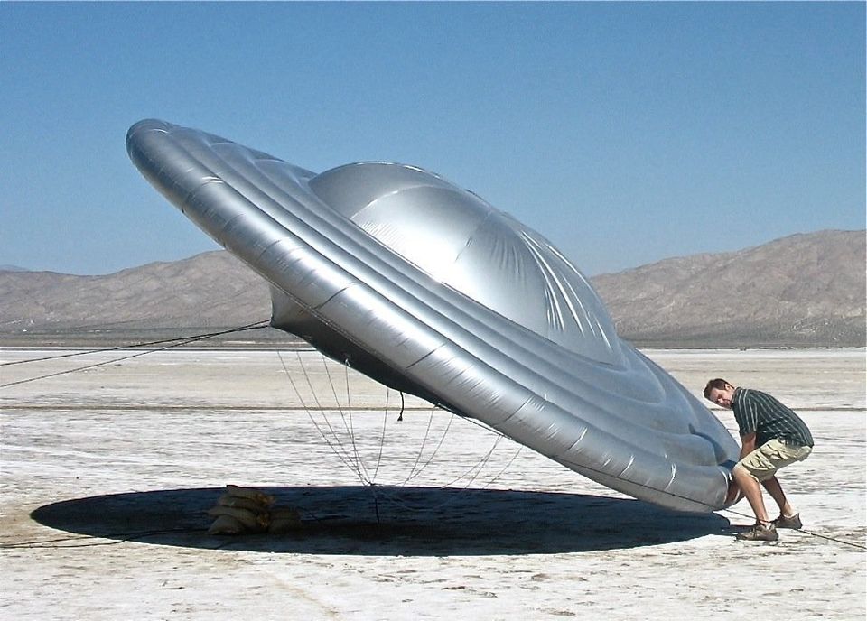 Ben Hansen recovers a "crashed" UFO in the Mojave Desert -- 2011