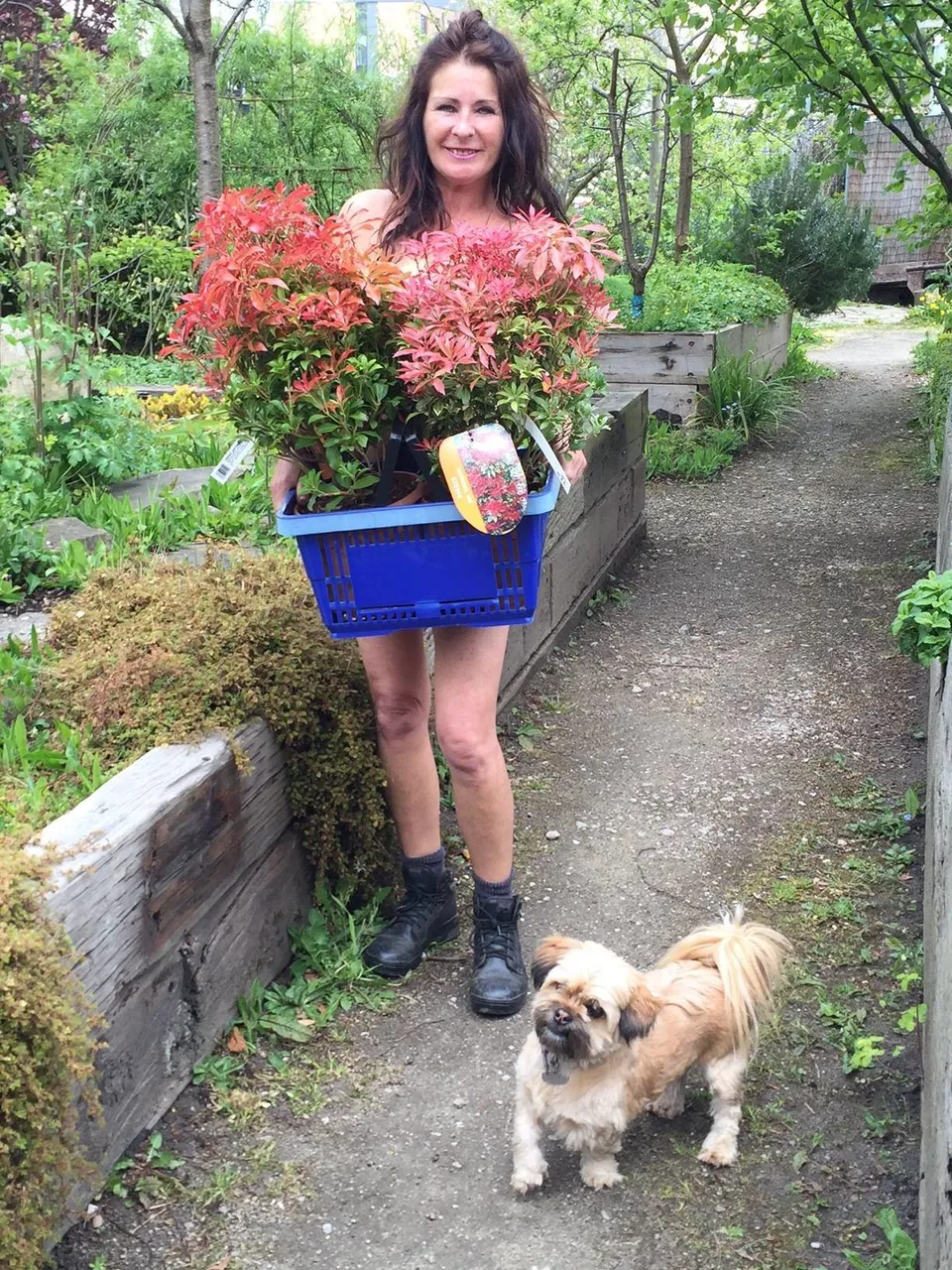 Hoes Abound On World Naked Gardening Day May 2 | HuffPost Weird News