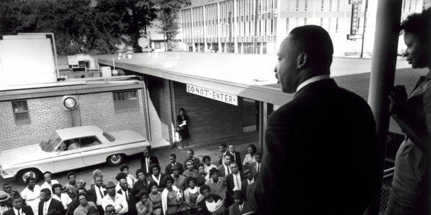 ALABAMA, BIRMINGHAM. 1962 GASTON HOTEL. MARTIN LUTHER KING JR SPEAKING TO SMALL CROWD. H