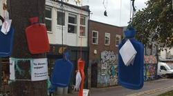 Warum Briten Wärmflaschen an Bäume hängen