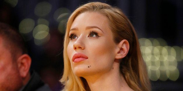 Australian recording artist Iggy Azalea sits courtside at the NBA basketball game between the Los Angeles Lakers and New Orleans Pelicans Sunday, Dec. 7, 2014, in Los Angeles. The Pelicans won 104-87. (AP Photo/Danny Moloshok)