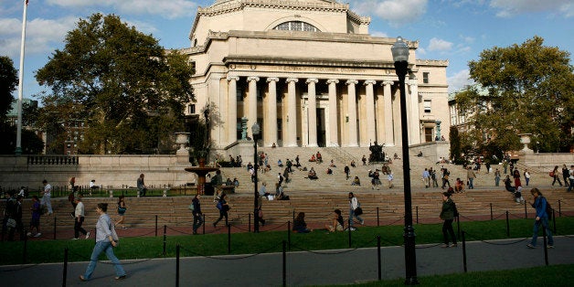 Students walk across the campus of Columbia University in New York, October 5, 2009. REUTERS/Mike Segar (UNITED STATES)