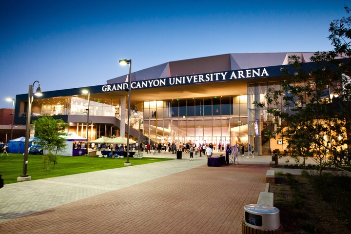 description 1 Grand Canyon University Arena at dusk. | date 2011-09-23 | source | author GrandCanyonU | permission | other_versions | ...