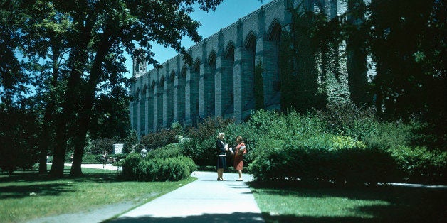 Students in front of the mail library on the campus of Northwester University in Chicago, Ill., Aug 1,1947. (AP Photo/Edward Kitch)