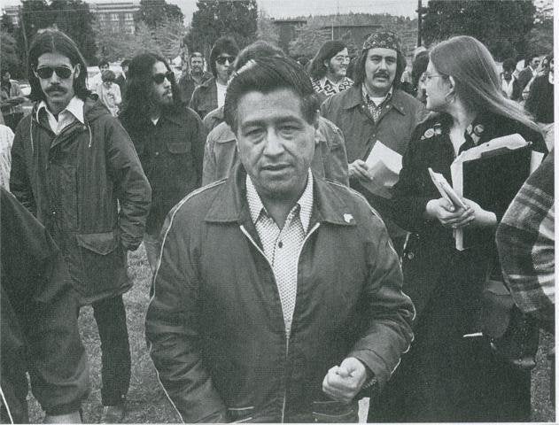 description 1 César Chávez visitas colegio César Chávez en 1974, un año después de la escuela abrió. estaba allí para mostra
