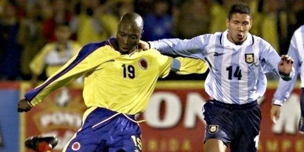 BOGOTA, COLOMBIA: Freddy Rincon (L) of Colombia kicks the ball in front of Diego Simeone (R) during their elimination game i