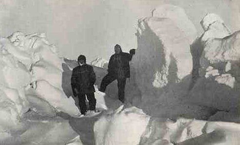 Description Frank Wild et Ernest Shackleton sur le pack | Source This photograph was taken by Frank Hurley during the Imperia