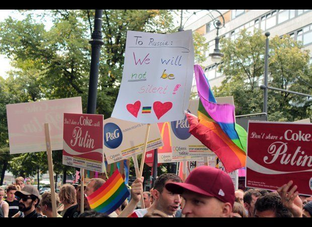 Protest Against Putin's Anti-Gay Law in Berlin (PHOTOS) | HuffPost Voices