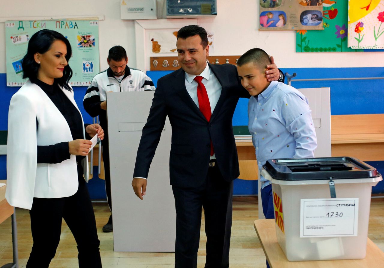 Ο Ζόραν Ζάεφ ρίχνει την ψήφο του στην κάλπη για το δημοψήφισμα της 30ης Σεπτεμβρίου 2018, μαζί με τον γιο του Ντούσκο και την σύζυγό του Ζορίτσα