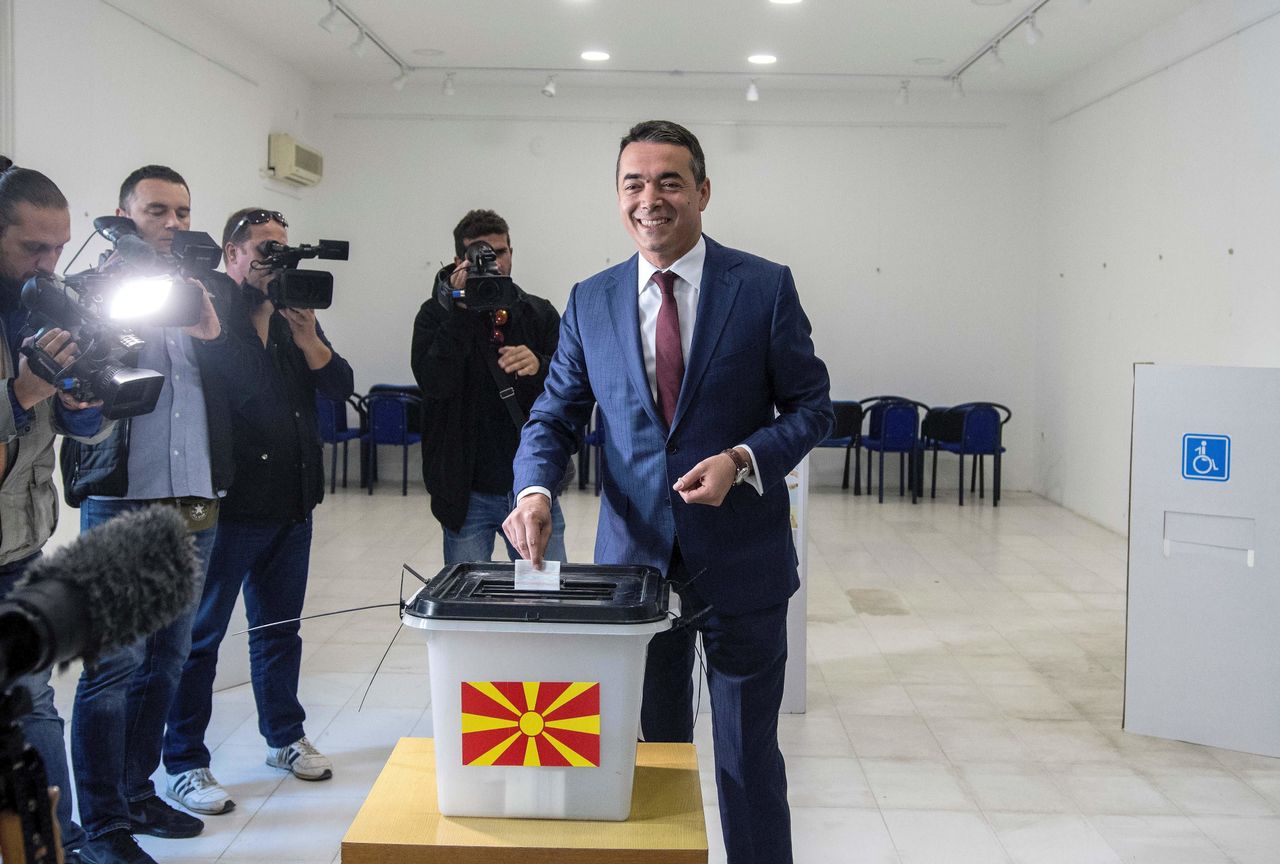 Ο υπουργός Εξωτερικών της πΓΔΜ Νικόλα Ντιμιτρόφ, στην κάλπη του δημοψηφίσματος της 30ης Σεπτεμβρίου 2018