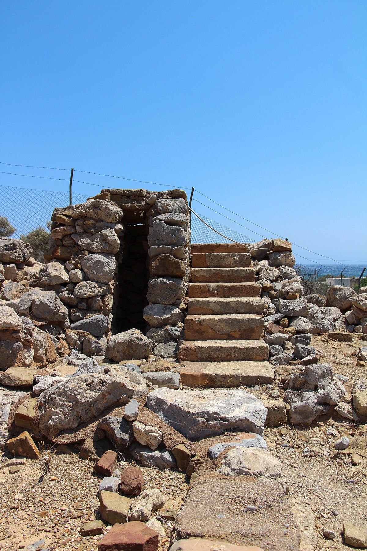 Αναστηλωμένη λίθινη κλίμακα- σκάλα που οδηγούσε στον δεύτερο όροφο της οικίας.