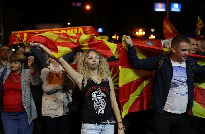 Διαδηλωτές στα Σκόπια φωνάζουν συνθήματα κατά της συμφωνίας των Πρεσπών για το όνομα της πΓΔΜ