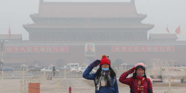 BEIJING, CHINA - JANUARY 16: (CHINA OUT) People salute on the Tiananmen Square which is shrouded with heavy smog on January 16, 2014 in Beijing, China. Beijing Municipal Government issued a yellow smog alert on Thursday morning. (Photo by ChinaFotoPress/ChinaFotoPress via Getty Images)