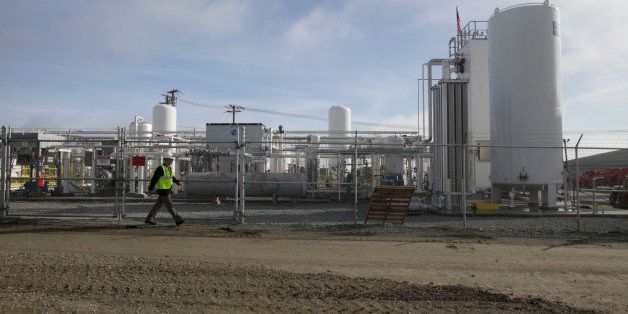 Mike Beckman, Vice President of Alternative Energy for Linde, walks along a fence next to a plant which produces liquid natural gas at the Altamont Landfill owned by Waste Management in Livermore, Calif., Friday, Dec. 18, 2009. (AP Photo/Marcio Jose Sanchez)