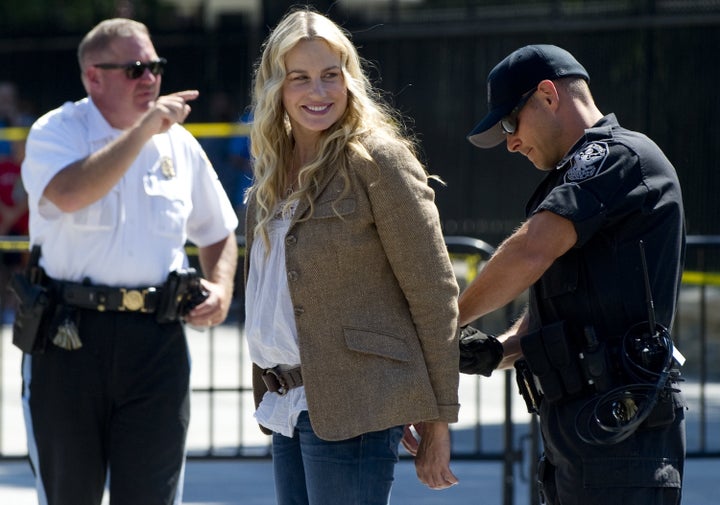 Daryl Hannah Arrested At Keystone Xl Pipeline Protest Video Huffpost Impact 