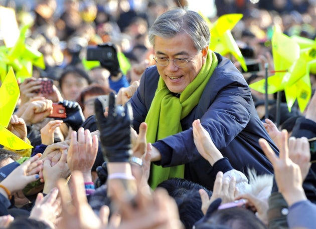 사진은 2012년 대선 전날, 당시 문재인 민주통합당 후보가 지지자들의 환호에 화답하는 모습. 2012년 12월18일.